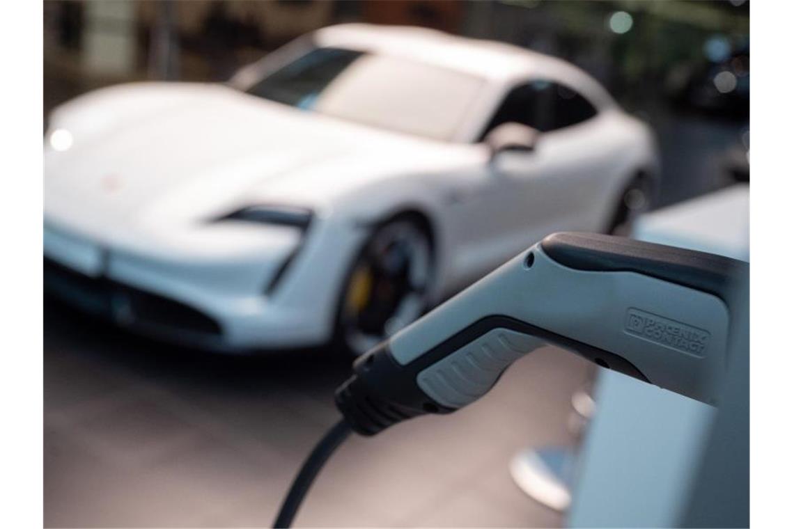 Porsche: Vorteile eines möglichen Börsengangs sind bekannt Ein elektrischer Porsche Taycan Turbo S im Porsche Zentrum Stuttgart. Foto: Sebastian Gollnow/dpa