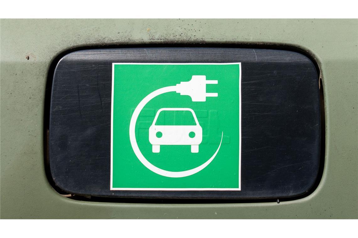 Ein Elektroauto-Symbol auf einem Auto.