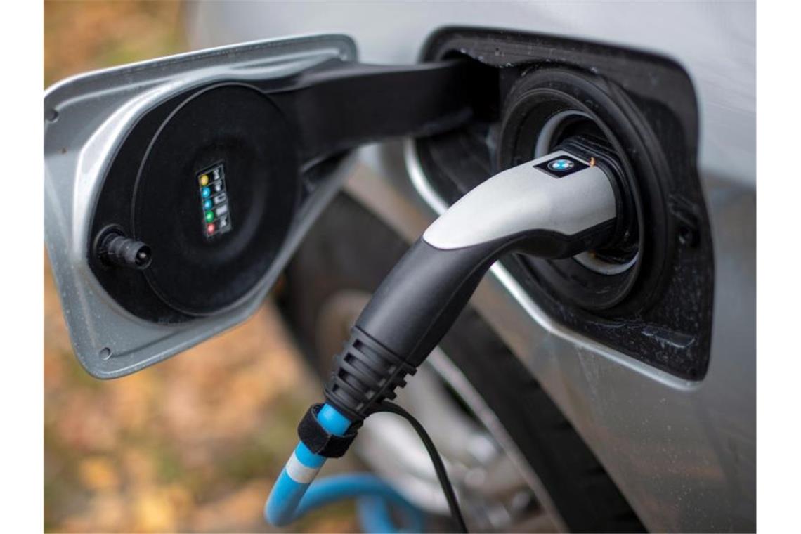 Reichweite zählt für Autofahrer beim E-Auto am meisten Ein Elektroauto von BMW wird an einer Ladesäule geladen. Foto: Monika Skolimowska/dpa-Zentralbild/dpa