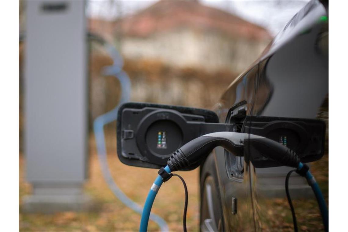 Gebrauchte Elektroautos verlieren besonders schnell an Wert Ein Elektroauto wird an einer Ladesäule geladen. Foto: Monika Skolimowska/dpa-Zentralbild/dpa