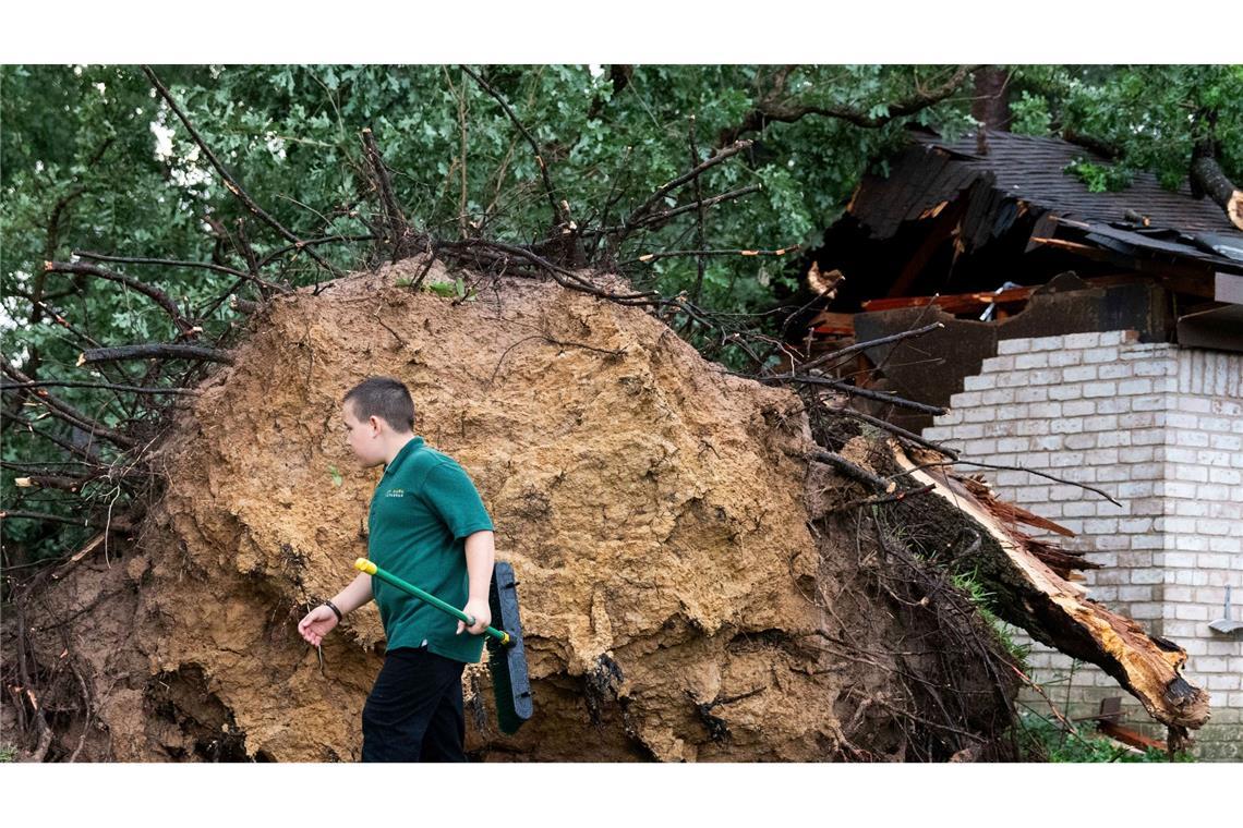 Ein entwurzelter Baum, der auf ein Haus gestürzt ist, nachdem starker Wind und Regen über Houston hinweggefegt waren.