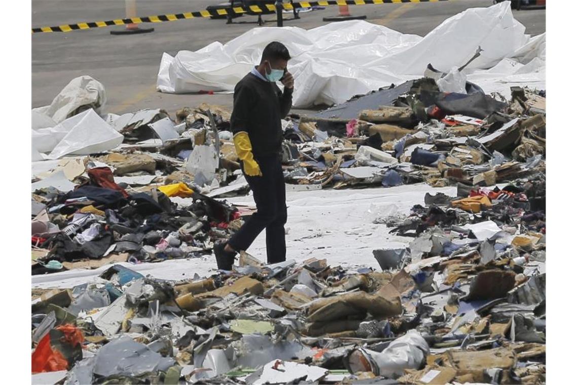 Boeing-Chef Muilenburg stürzt über 737-Max-Debakel Ein Ermittler inmitten von Trümmern einer Boeing 737 Max der Fluggesellschaft Lion Air. Foto: Tatan Syuflana/AP/dpa