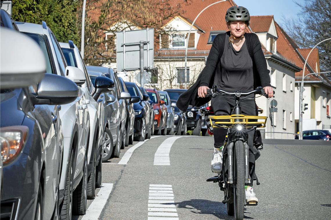 Wie Mobilität in Backnang auch ohne Motor funktioniert Ein erster Erfolg für Mobilitätsplanerin Alice Pfeifer: Trennstreifen schützen neuerdings in der Aspacher Straße Radfahrer vor sich öffnenden Autotüren. Foto: Alexander Becher