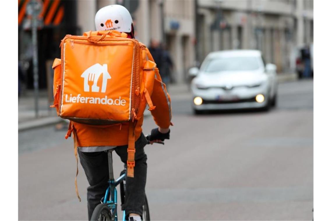 Urteil: Kuriere müssen Bikes und Handys nicht mitbringen Ein Fahradbote vom Lieferdienst „Lieferando“ fährt durch die Innenstadt von Leipzig. Foto: Jan Woitas/dpa-Zentralbild/dpa