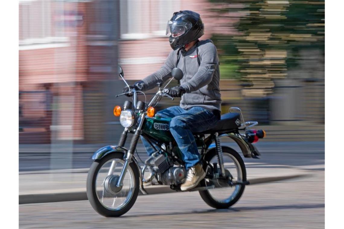 Land wartet bei Moped-Führerschein mit 15 Jahren ab Ein Fahrlehrer auf einem Moped. Foto: Hendrik Schmidt/Archivbild