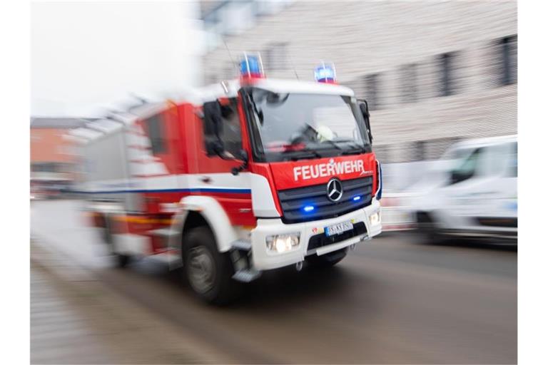 Ein Fahrzeug der Feuerwehr fährt durch die Innenstadt. Foto: Julian Stratenschulte/dpa/Symbolbild