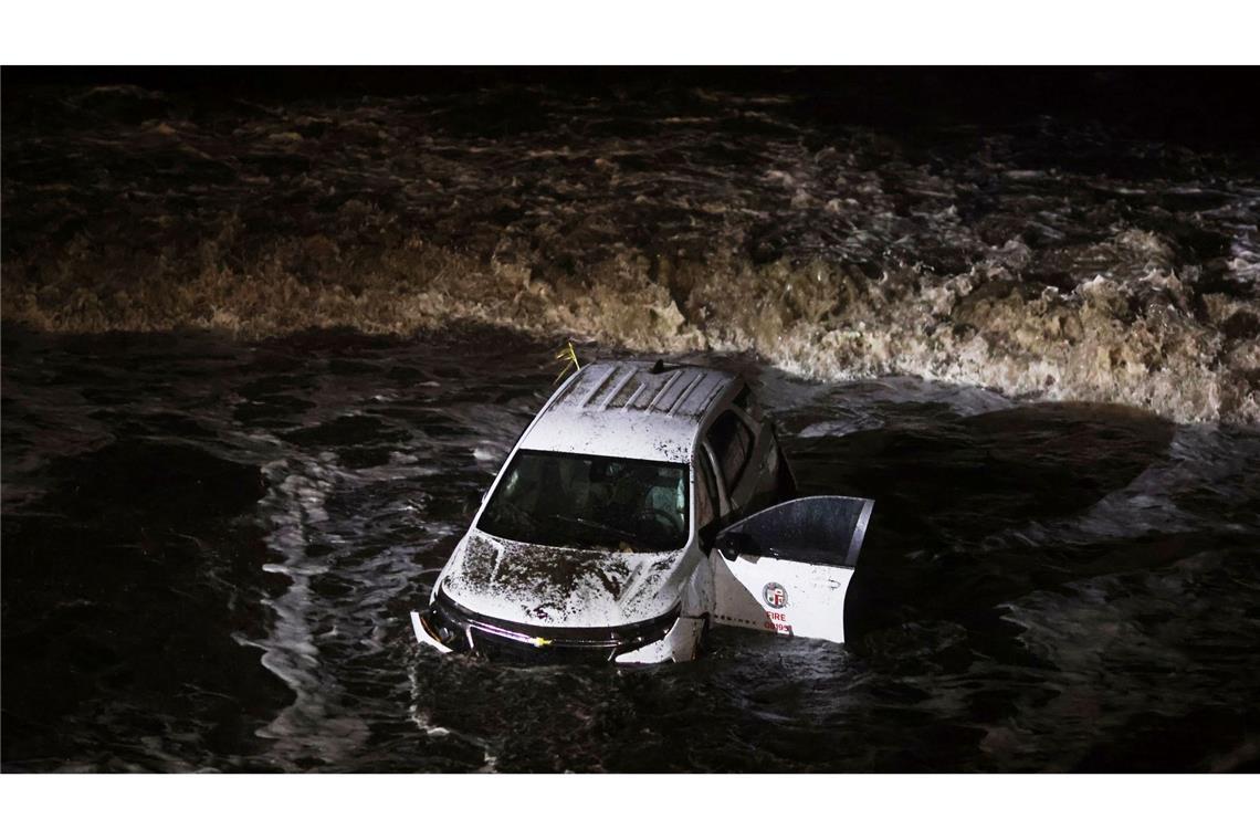 Ein Fahrzeug der Feuerwehr wurde von einer Schlammlawine ins Meer gespült.