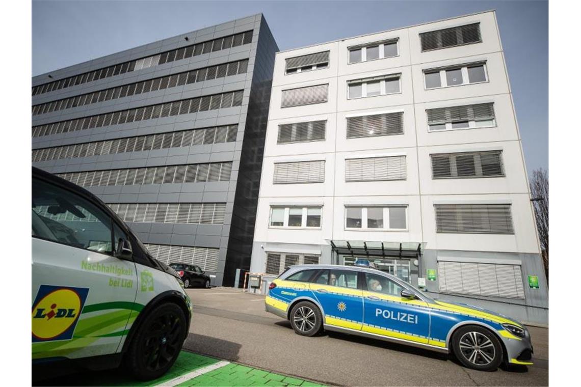 Explosionen bei Lebensmittelfirmen: Motiv und Täter unklar Ein Fahrzeug der Polizei fährt an der Lidl Zentrale in Neckarsulm vorbei. Foto: Christoph Schmidt/dpa/Archivbild