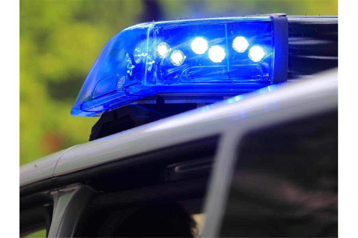 Polizei löst mehrere Treffen der „Tuning-Szene“ auf Ein Fahrzeug der Polizei ist im Einsatz. Foto: Jens Wolf/dpa-Zentralbild/dpa