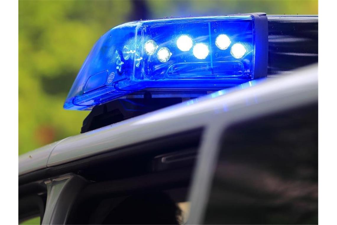 Betrunkener zeigt Schreckschusswaffe in Straßenbahn Ein Fahrzeug der Polizei ist mit Blaulicht im Einsatz. Foto: Jens Wolf/dpa-Zentralbild/dpa
