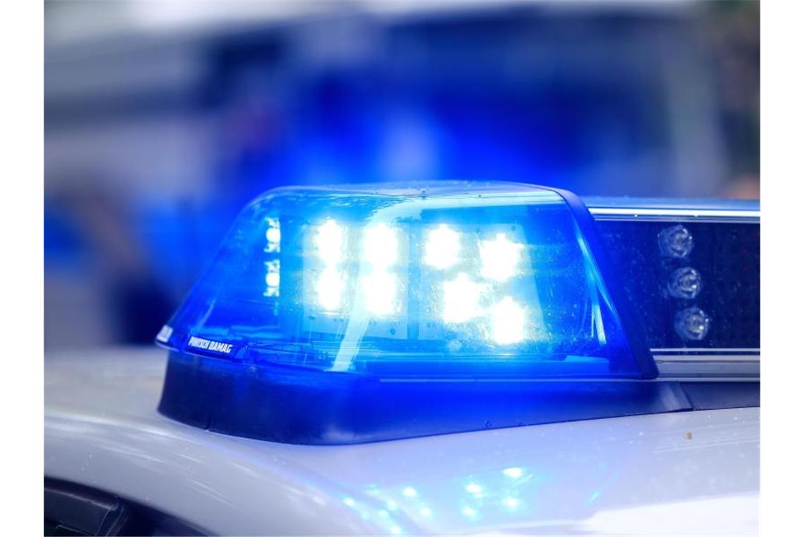 Zahlreiche Verstöße bei Corona-Demo in Karlsruhe Ein Fahrzeug der Polizei ist mit Blaulicht im Einsatz. Foto: Jens Wolf/dpa-Zentralbild/dpa/Symbolbild