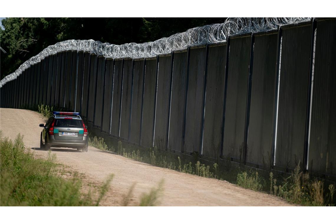 Ein Fahrzeug der polnische Grenzschützer fährt am Grenzzaun auf der polnischen Seite zu Belarus entlang. Polen will das Recht auf Asyl aussetzen. (Archivbild)