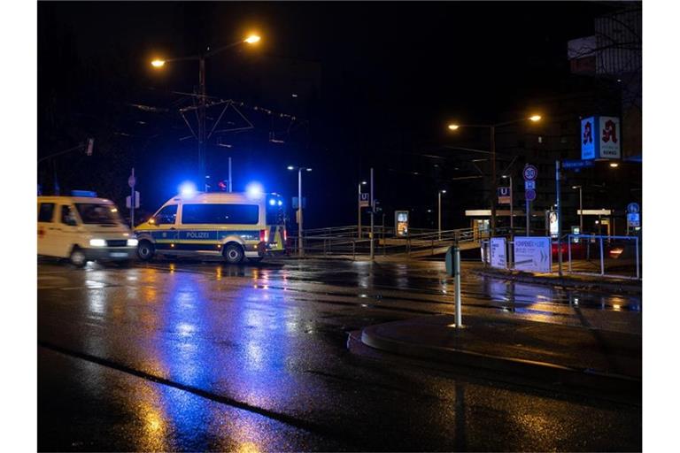 Ein Fahrzeug des Roten Kreuzes fährt an einer gesperrten Straßenkreuzung. Foto: Marijan Murat/dpa