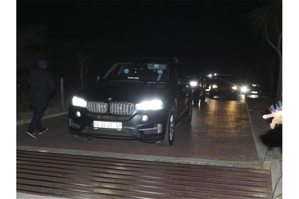 Südafrikas Ex-Präsident Jacob Zuma tritt Haftstrafe an Ein Fahrzeugkonvoi, der den ehemaligen südafrikanischen Präsidenten Jacob Zuma transportiert, verlässt sein Haus. Foto: Uncredited/AP/dpa