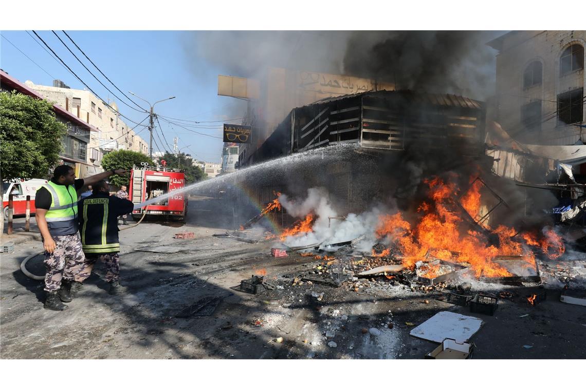 Ein Feuer brennt auf einem Gemüsemarkt in Dschenin. Das israelische Militär hat hier einen Einsatz gehabt.