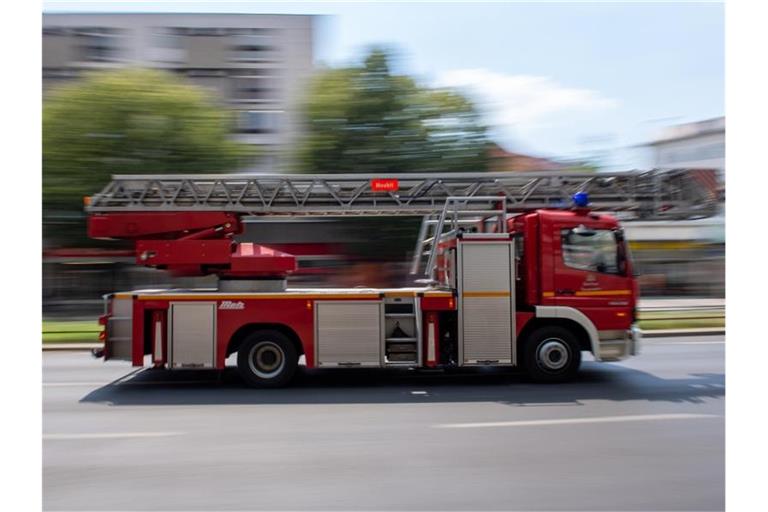 Ein Feuerwehrauto fährt mit Blaulicht zu einem Einsatz. Foto: Monika Skolimowska/dpa-Zentralbild/dpa/Symbolbild