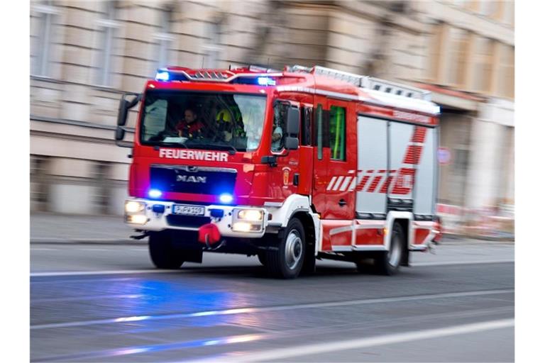 Ein Feuerwehrfahrzeug ist mit Blaulicht auf Einsatzfahrt. Foto: Monika Skolimowska/dpa-Zentralbild/ZB/Symbolbild