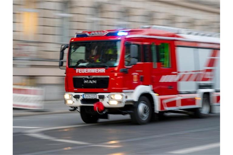 Ein Feuerwehrfahrzeug ist mit Blaulicht auf Einsatzfahrt. Foto: Monika Skolimowska/dpa-Zentralbild/ZB/Symbolbild