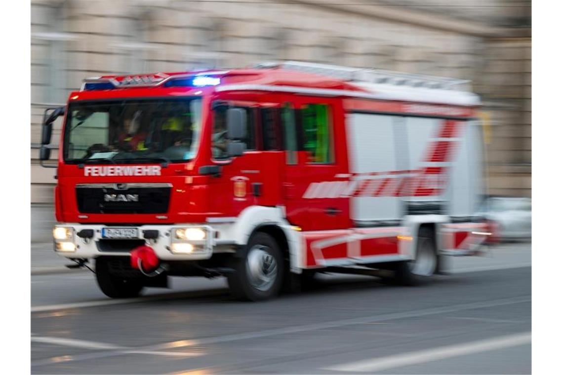 Hoher Schaden nach Brand in Sigmaringen Ein Feuerwehrfahrzeug ist mit Blaulicht auf Einsatzfahrt. Foto: Monika Skolimowska/dpa-Zentralbild/ZB/Symbolbild