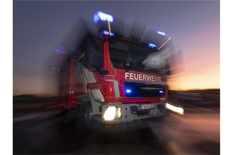 Ein Feuerwehrfahrzeug mit eingeschaltetem Blaulicht. Foto: Patrick Seeger/dpa/Archivbild