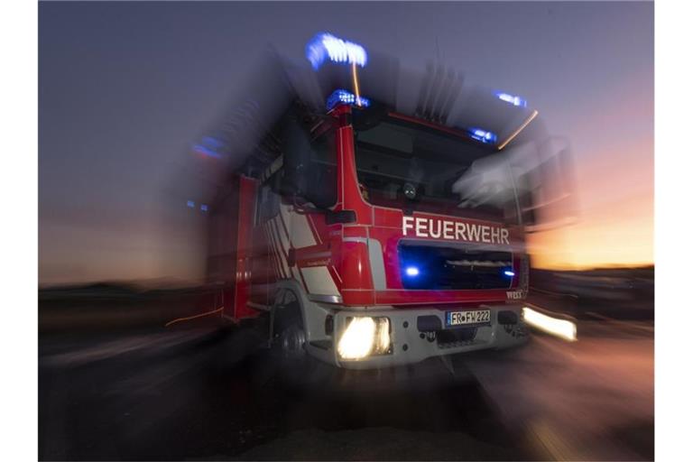 Ein Feuerwehrfahrzeug mit eingeschaltetem Blaulicht. Foto: Patrick Seeger/dpa/Archivbild