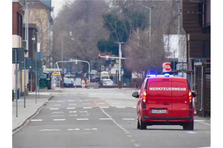 Ein Feuerwehrfahrzeug steht auf einer Straße im Stadtteil Almendorf. Foto: Marwin Brinner/dpa