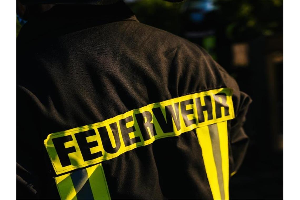 Hoher Schaden nach Brand in Einfamilienhaus Ein Feuerwehrmann in Schutzkleidung. Foto: Philipp von Ditfurth/dpa/Symbolbild