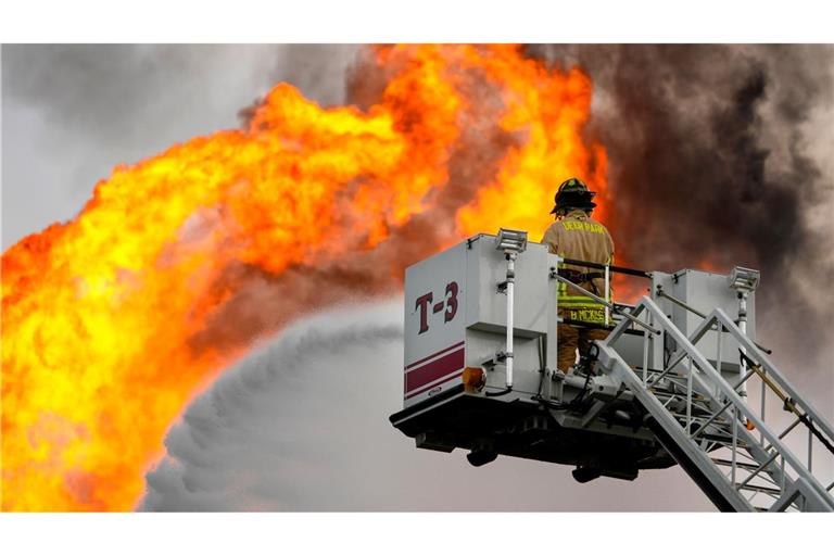 Ein Feuerwehrmann löscht den Brand an einer Pipeline für Flüssiggas in  Texas.