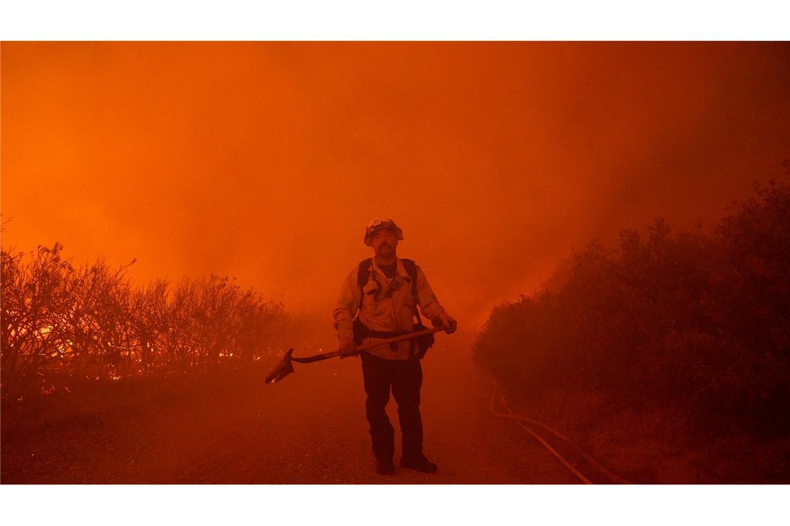 Ein Feuerwehrmann muss im kalifornischen Gorman dem Fortschreiten der Vegetationsbrände während des Post Fires, das gerade in Kalifornien wütet, zuschauen.