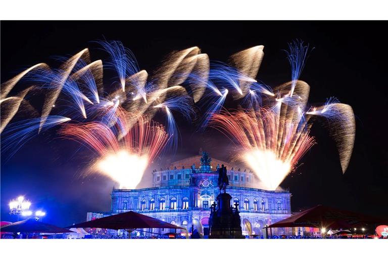 Ein Feuerwerk erhellt während des Dresdner Semperopernballs über der Semperoper auf dem Theaterplatz den Nachthimmel.