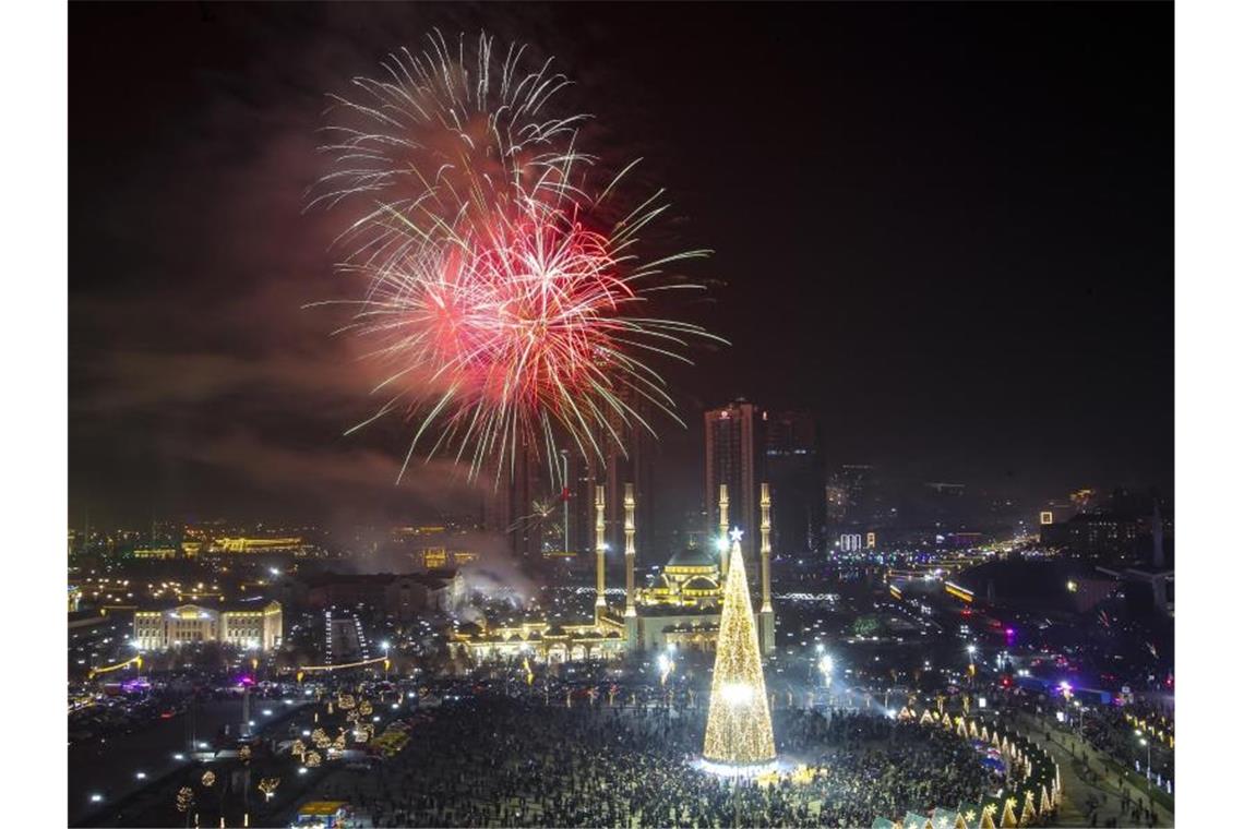 Das neue Jahr startet erneut eher ruhig - Milde Temperaturen Ein Feuerwerk explodiert über dem zentralen Platz in Grosny, Russland. Foto: Musa Sadulayev/AP/dpa
