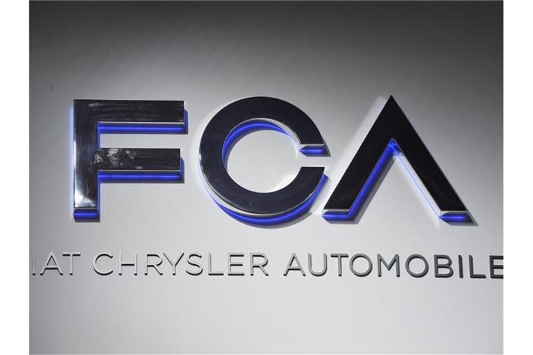 Ein Fiat Chrysler Automobiles (FCA) Logo. Foto: Uli Deck/dpa