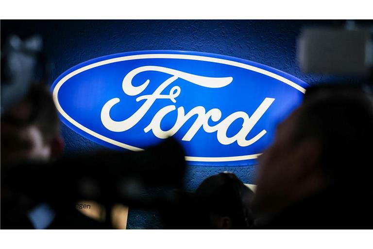 Ein Firmenschild des Autobauers Ford bei einer Betriebsversammlung Ende 2024: Das Unternehmen macht schwierige Zeiten durch.