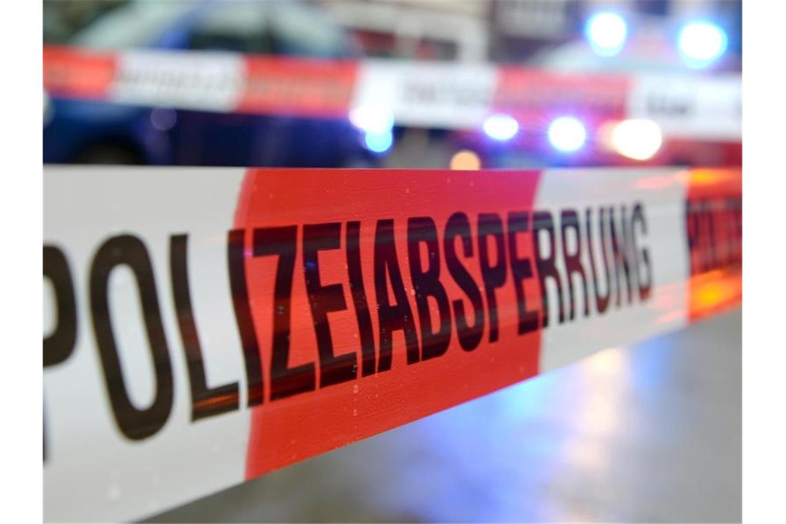 57-Jähriger starb in Stuttgart wohl durch Stichverletzungen Ein Flatterband mit der Aufschrift „Polizeiabsperrung“. Foto: Patrick Seeger/dpa/Symbolbild