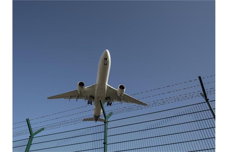 Ein Flugzeug bei der Landung. Foto: Boris Roessler/dpa/Symbolbild