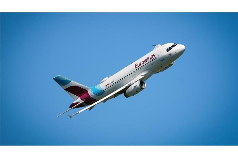 Ein Flugzeug der Airline Eurowings muss auf dem Berliner Flughafen BER eine Sichheitslandung hinlegen. (Symbolbild)