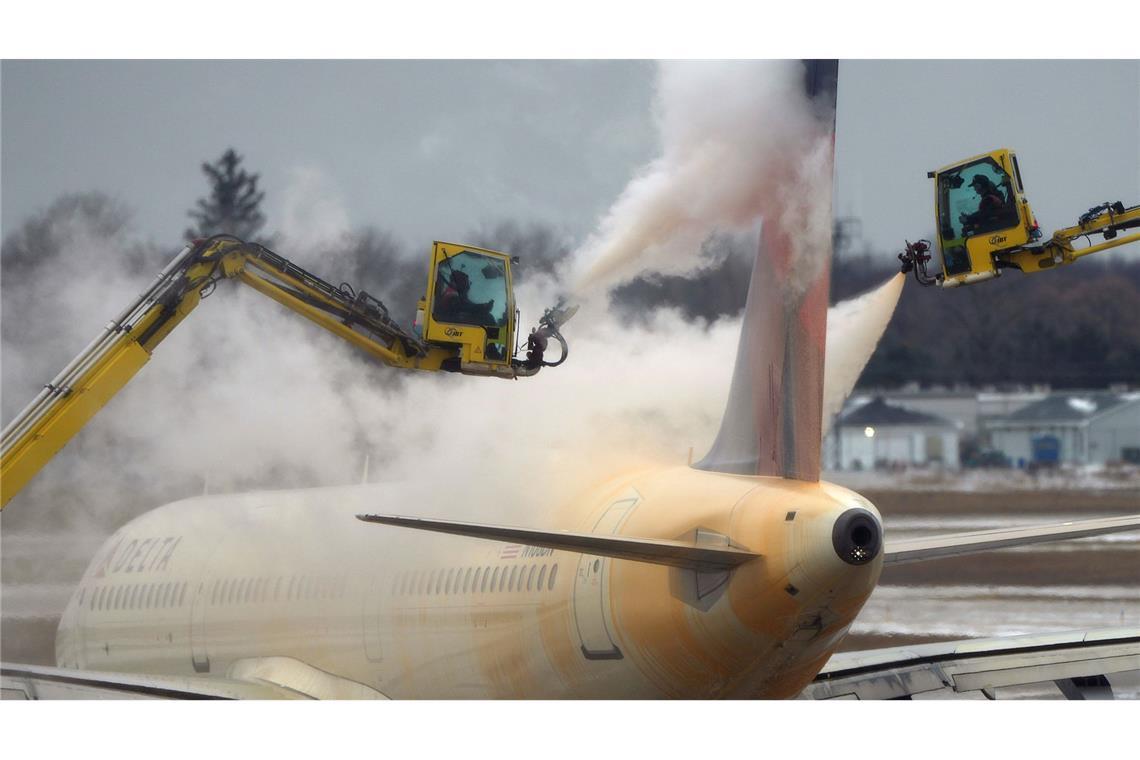 Ein Flugzeug der Delta Air Lines wird vor dem Start auf dem Detroit Metropolitan Wayne County Airport enteist.