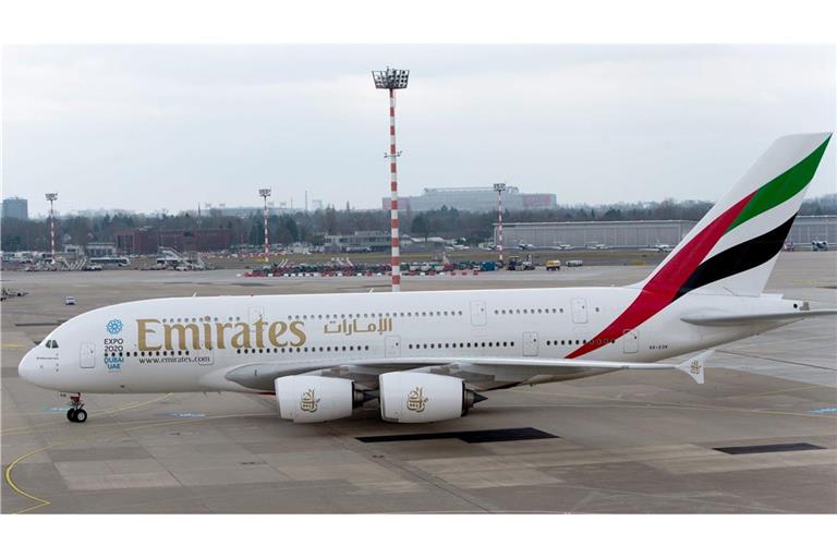 Ein Flugzeug der Emirates Fluggesellschaft: Emirates verbannt Pager und Walkie-Talkies aus Flugzeugen (Symbolfoto).