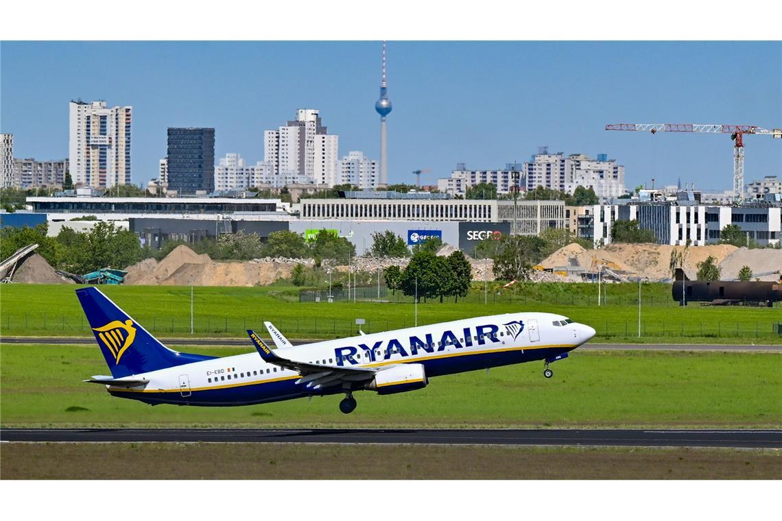 Ein Flugzeug der Fluggesellschaft Ryanair startet vom Hauptstadtflughafen Berlin Brandenburg BER.