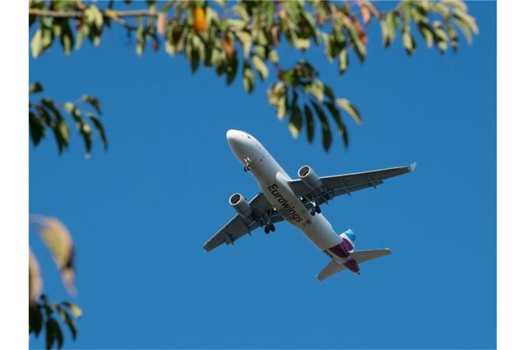 Ein Flugzeug fliegt über einen Garten bei Stuttgart-Nellingen. Foto: Bernd Weißbrod/dpa/Archivbild