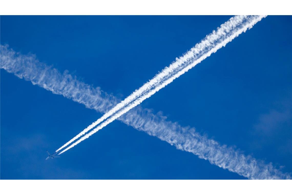 Ein Flugzeug hinterlässt Kondensstreifen, die auch zur Klimaerwärmung beitragen. (Archivbild)