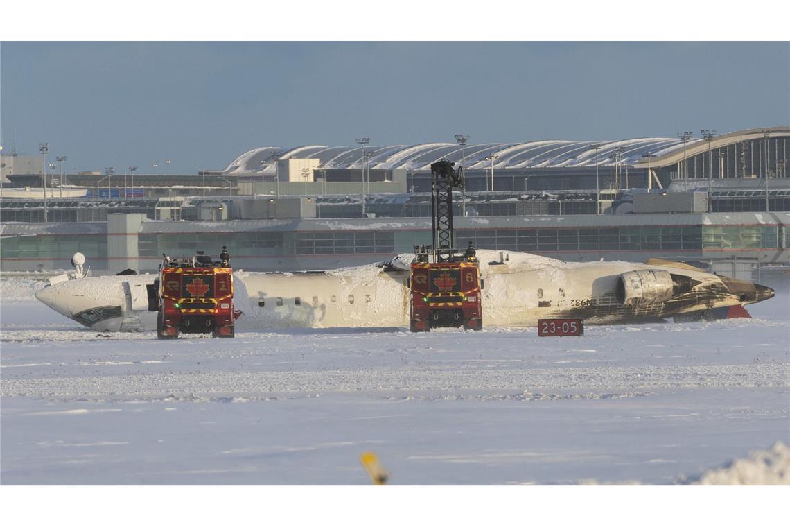 Ein Flugzeug ist auf einer Landebahn in Toronto kopfüber zum Liegen gekommen.