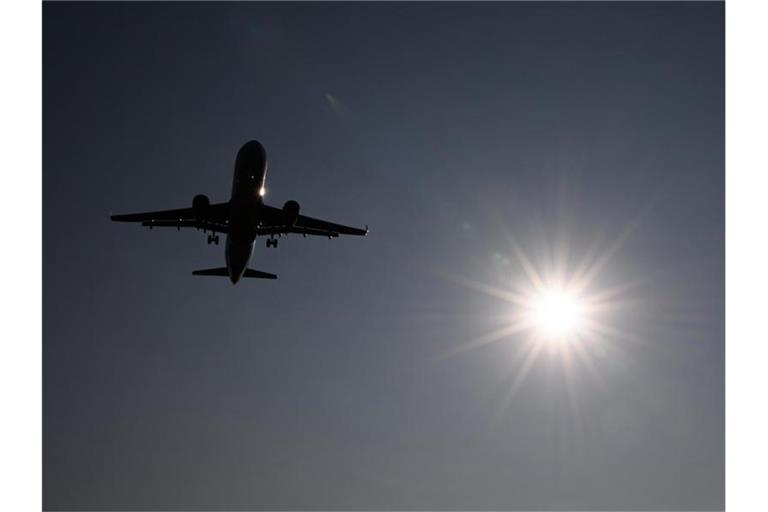 Ein Flugzeug ist im Landeanflug. Foto: Robert Michael/dpa-Zentralbild/dpa/Symbolbild