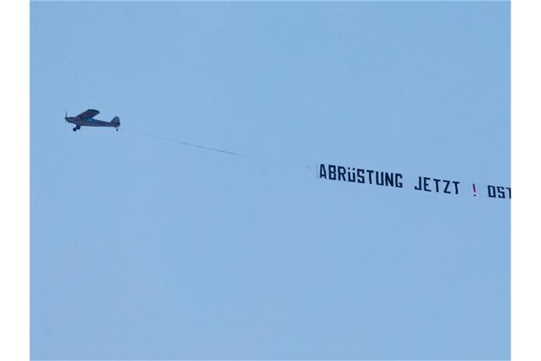 Ein Flugzeug schleppt einen Banner mit der Aufschrift "„Abrüstung jetzt! Ostermarsch 2020"“. Foto: Christoph Schmidt/dpa