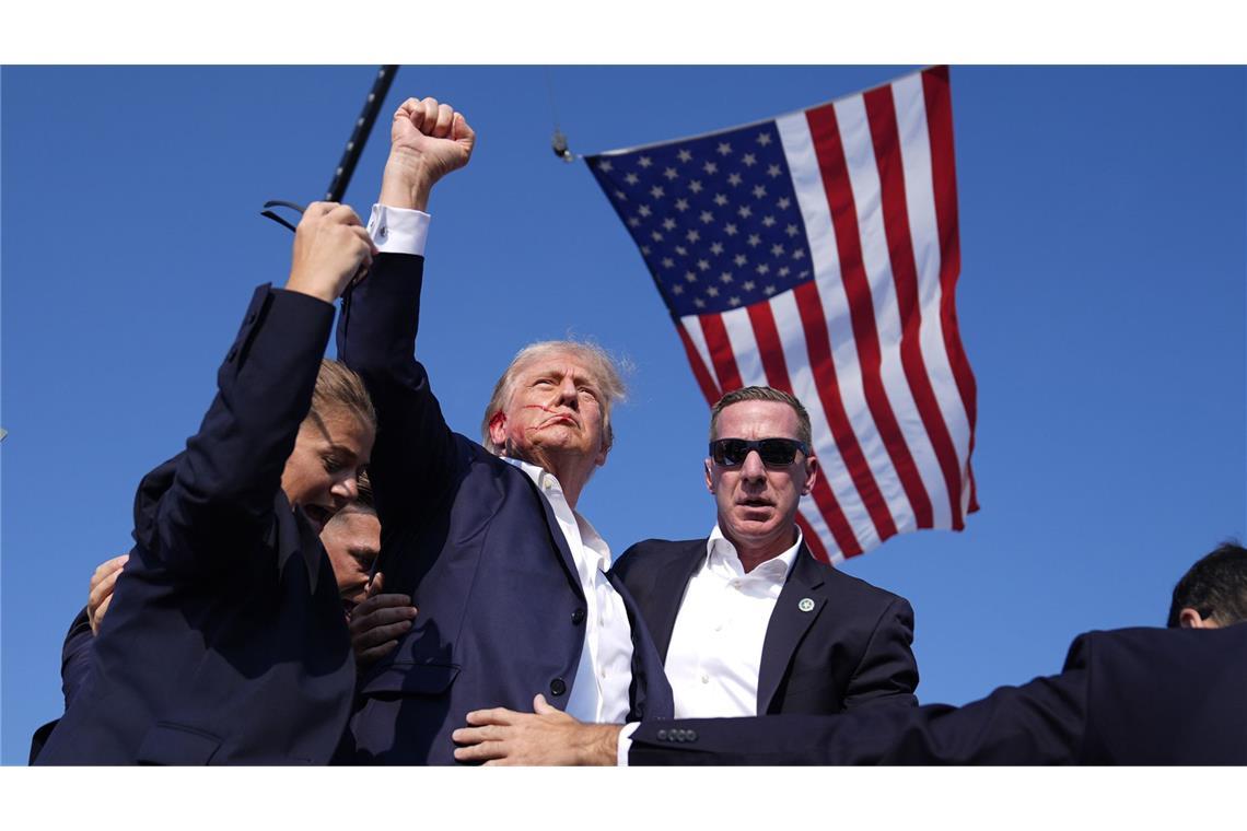 Ein Foto, das in die Geschichte eingehen wird: Donald Trump kurz nachdem er am Samstag angeschossen wurde.