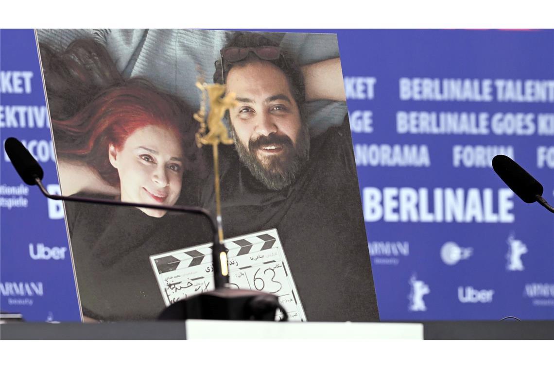 Ein Foto der beiden Regisseure Maryam Moghaddam (l) und Behtash Sanaeeha (r) auf der Berlinale-Pressekonferenz, die die beiden nicht besuchen konnten.