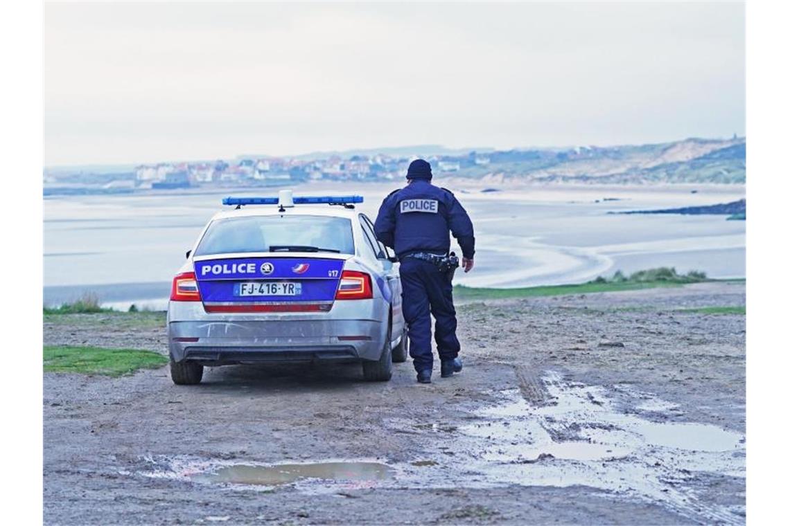 Johnson ärgert Paris mit Brief zu Migrationskrise Ein französischer Polizist auf einem Strandabschnitt bei Wimereux in Boulogne, der vermutlich von Migranten genutzt wird, um den Ärmelkanal zu überqueren. Foto: Stefan Rousseau/PA/dpa
