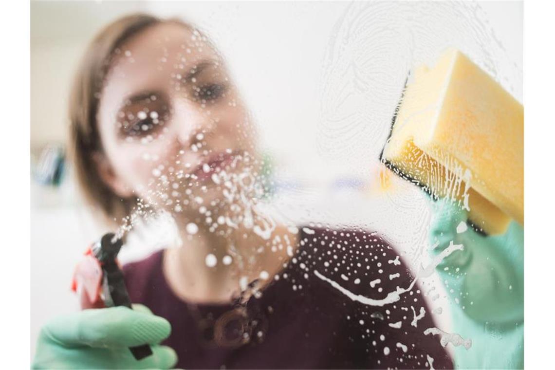 Putzmittelstudie warnt vor Atemwegsbelastung Ein Frau putzt. Ein Putzmittelstudie warnt vor Atemwegsbelastungen durch Schadstoffpartikel beim Putzen. Foto: Franziska Gabbert/dpa-Zentralbild/dpa