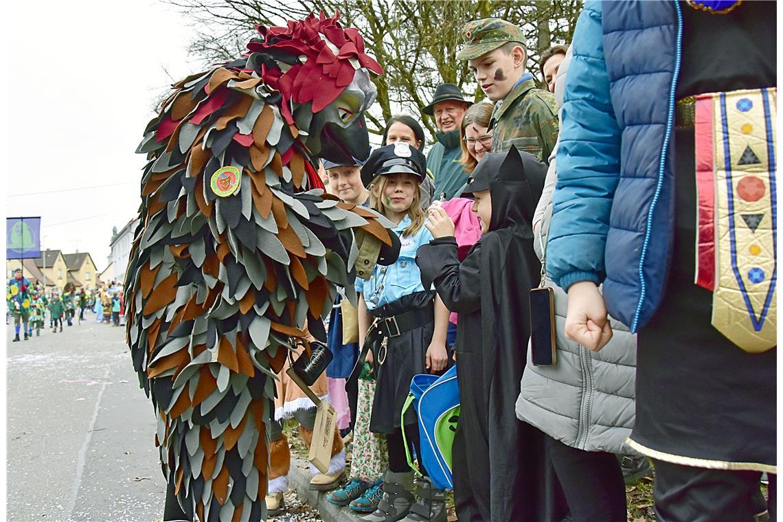 Ein frecher Spatz aus Burgstetten kitzelt den Batman.