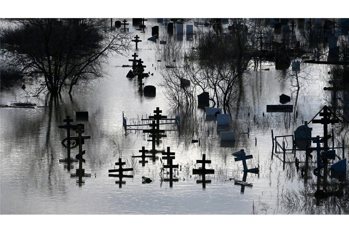 Ein Friedhof in Orsk in Russland steht unter Wasser.